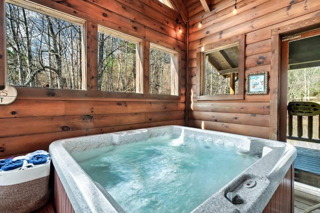 Spectacular Mtns Views With Private Hot Tub With Pool Table And Private Pond Villa Sevierville Exterior photo