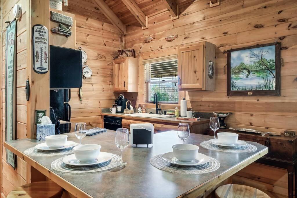 Spectacular Mtns Views With Private Hot Tub With Pool Table And Private Pond Villa Sevierville Exterior photo